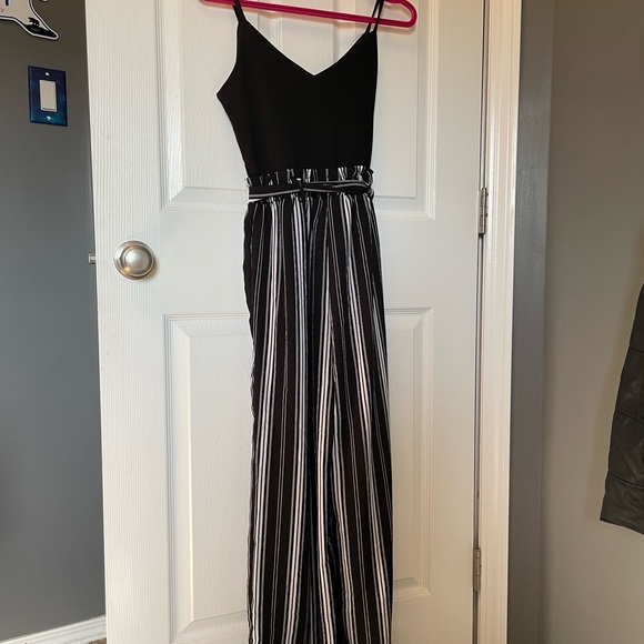 Black and white warehouse one jumpsuit - Picture 4 of 4